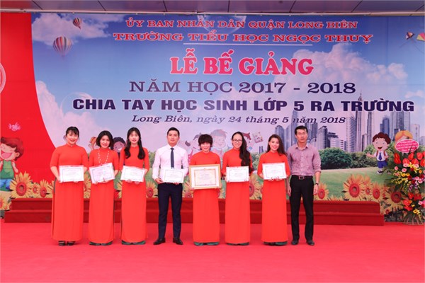 Hình ảnh đ/c Lê Đăng Lễ - PCT UBND phường trao thưởng cho các đ/c Giáo viên đạt các giải cao trong năm học 